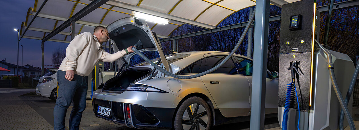 &Ouml;nkiszolg&aacute;l&oacute; porsz&iacute;v&oacute; &eacute;s k&uuml;lt&eacute;ri berendez&eacute;sek