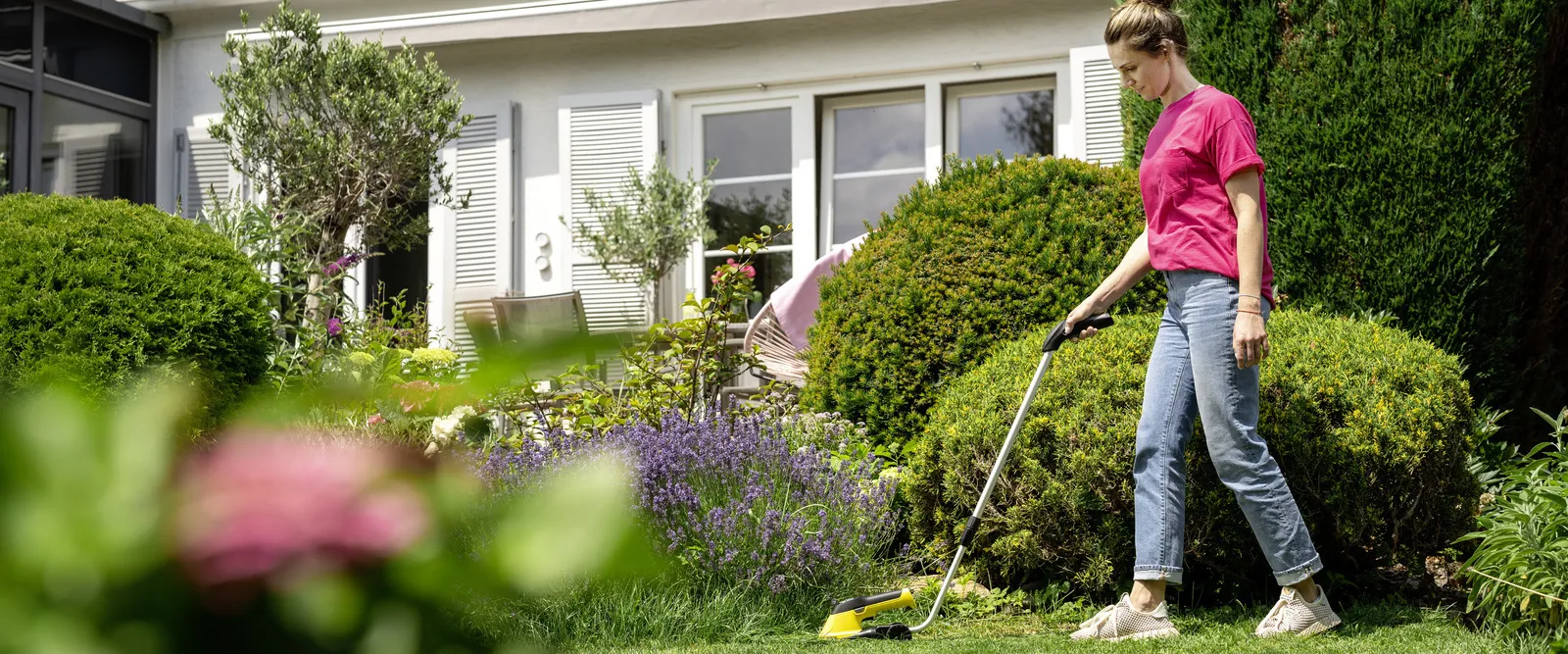 Akkumul&aacute;toros bokorv&aacute;g&oacute; &eacute;s fűny&iacute;r&oacute; oll&oacute;