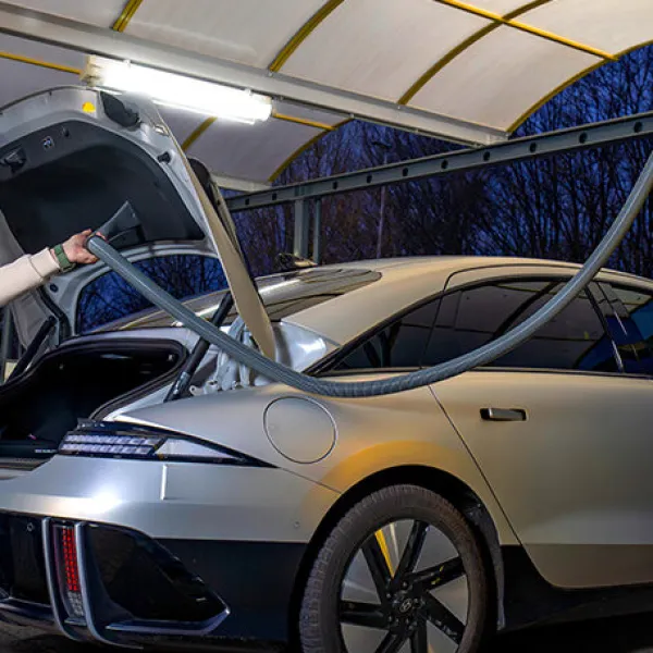 &Ouml;nkiszolg&aacute;l&oacute; porsz&iacute;v&oacute; &eacute;s k&uuml;lt&eacute;ri berendez&eacute;sek