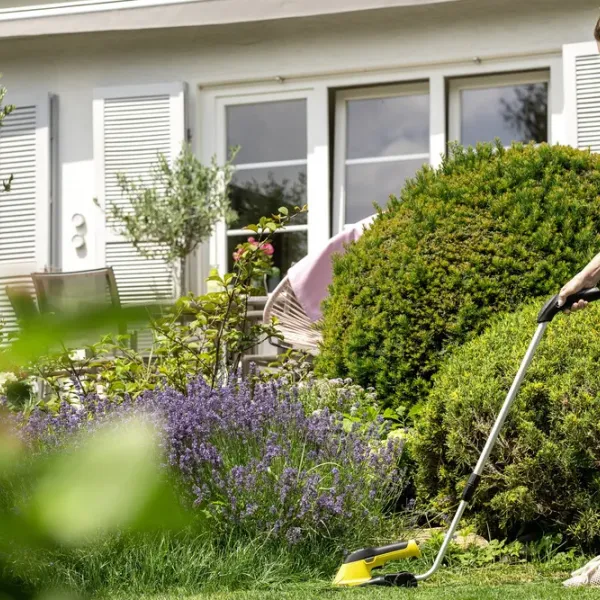 Akkumul&aacute;toros bokorv&aacute;g&oacute; &eacute;s fűny&iacute;r&oacute; oll&oacute;