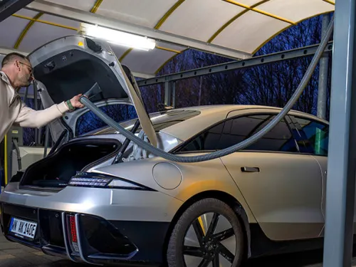 &Ouml;nkiszolg&aacute;l&oacute; porsz&iacute;v&oacute; &eacute;s k&uuml;lt&eacute;ri berendez&eacute;sek