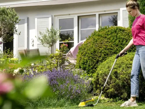 Akkumul&aacute;toros bokorv&aacute;g&oacute; &eacute;s fűny&iacute;r&oacute; oll&oacute;