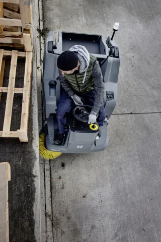 K&auml;rcher Seprő-porsz&iacute;v&oacute; KM 100/120 R Bp Pack 160Ah Li+FC