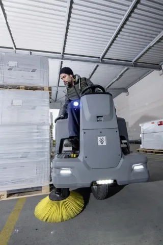 K&auml;rcher Seprő-porsz&iacute;v&oacute; KM 100/120 R Bp Pack 160Ah Li+FC