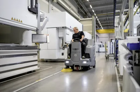 K&auml;rcher Seprő-porsz&iacute;v&oacute; KM 100/120 R Bp Pack 160Ah Li+FC